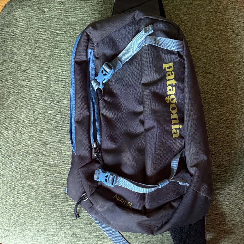 Patagonia Atom 8L sling bag